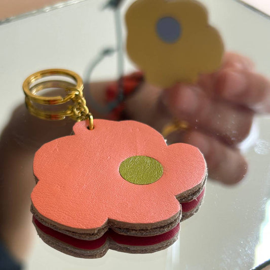 Llavero sostenible Margarita reversible de cuero suprareciclado con argolla.