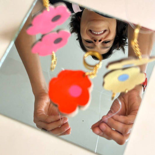 Llavero sostenible Margarita reversible de cuero suprareciclado con argolla.