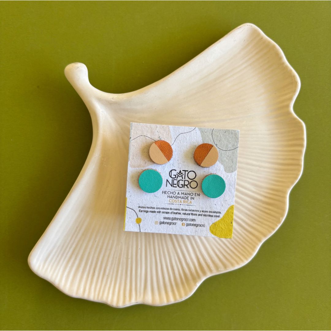 Aretes de cuero de diferentes colores hechos a mano. Joyería contemporánea. Joyas artesanales. Diseño costarricense. Joyería sostenible. Cuero recuperado. Suprareciclaje. Eco diseño costarricense. 