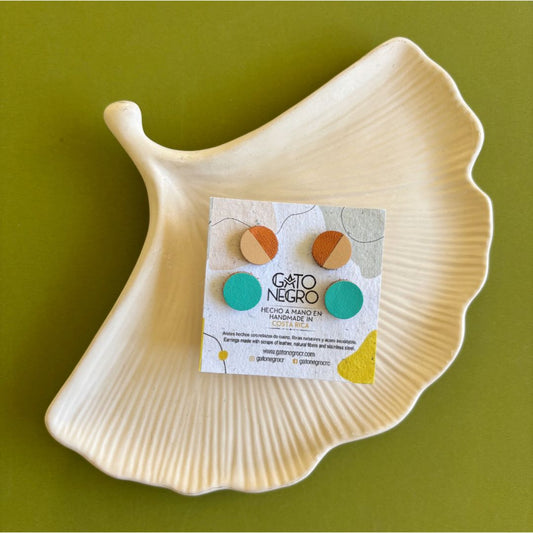 Aretes de cuero de diferentes colores hechos a mano. Joyería contemporánea. Joyas artesanales. Diseño costarricense. Joyería sostenible. Cuero recuperado. Suprareciclaje. Eco diseño costarricense.