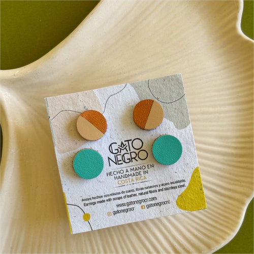 Aretes de cuero de diferentes colores hechos a mano. Joyería contemporánea. Joyas artesanales. Diseño costarricense. Joyería sostenible. Cuero recuperado. Suprareciclaje. Eco diseño costarricense. 
