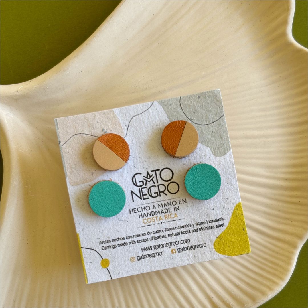 Aretes de cuero de diferentes colores hechos a mano. Joyería contemporánea. Joyas artesanales. Diseño costarricense. Joyería sostenible. Cuero recuperado. Suprareciclaje. Eco diseño costarricense. 