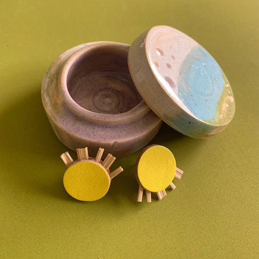 Aretes de cuero recuperado amarillo, fibra natural pita y acero inoxidable