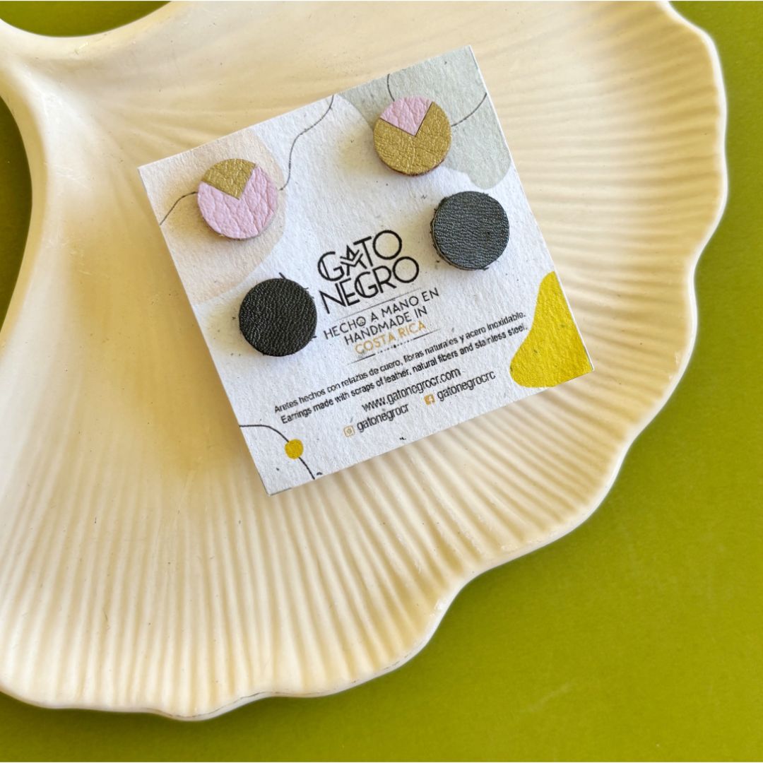 Aretes de cuero de diferentes colores hechos a mano. Joyería contemporánea. Joyas artesanales. Diseño costarricense. Joyería sostenible. Cuero recuperado. Suprareciclaje. Eco diseño costarricense. 