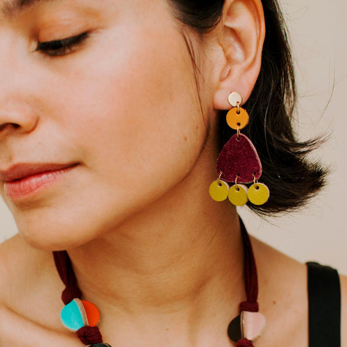 Maxi aretes chandelier de cuero recuperado. Joyería artesanal. Diseño de autor. Joyería sostenible de Costa Rica. Diseño costarricense. 