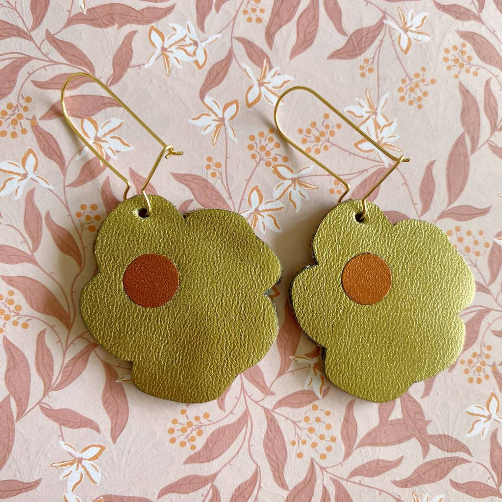 Aretes de cuero recuperado reversibles en forma de margarita. Diseño costarricense. Joyería artesanal contemporánea sostenible. Joyería de autor. 