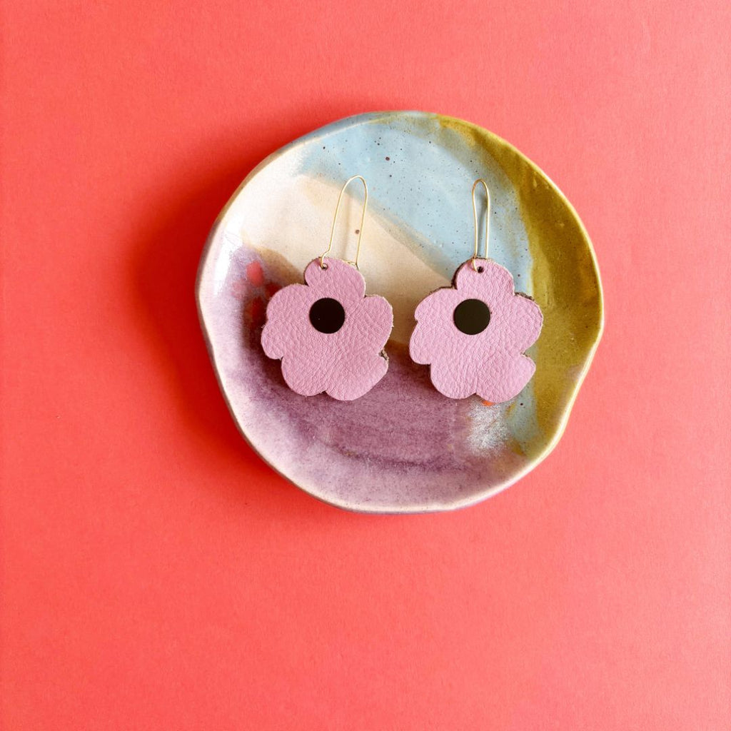 Aretes de cuero recuperado reversibles en forma de margarita. Diseño costarricense. Joyería artesanal contemporánea sostenible. Joyería de autor. Alta artesanía. Diseño artesanal. 