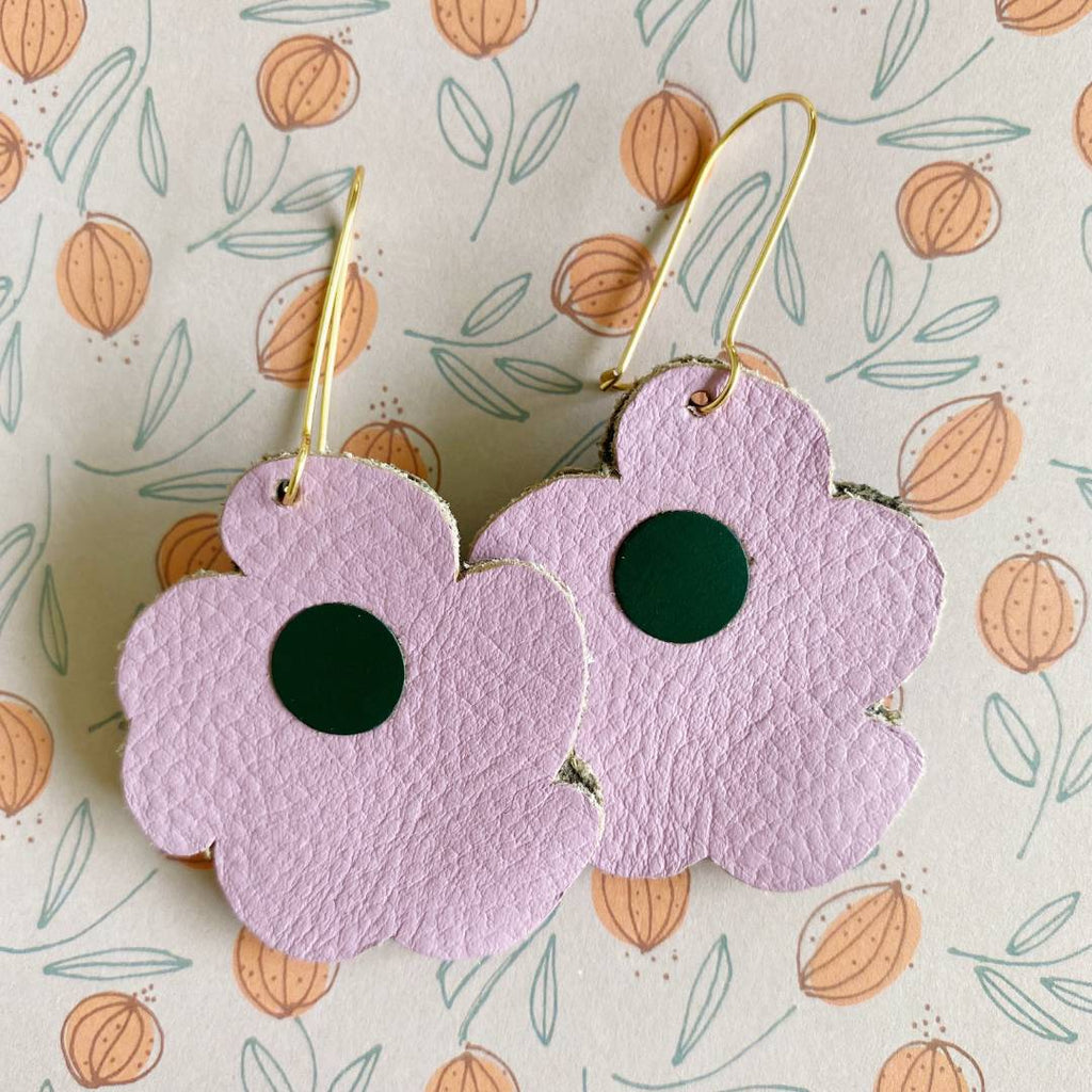 Aretes de cuero recuperado reversibles en forma de margarita. Diseño costarricense. Joyería artesanal contemporánea sostenible. Joyería de autor. 