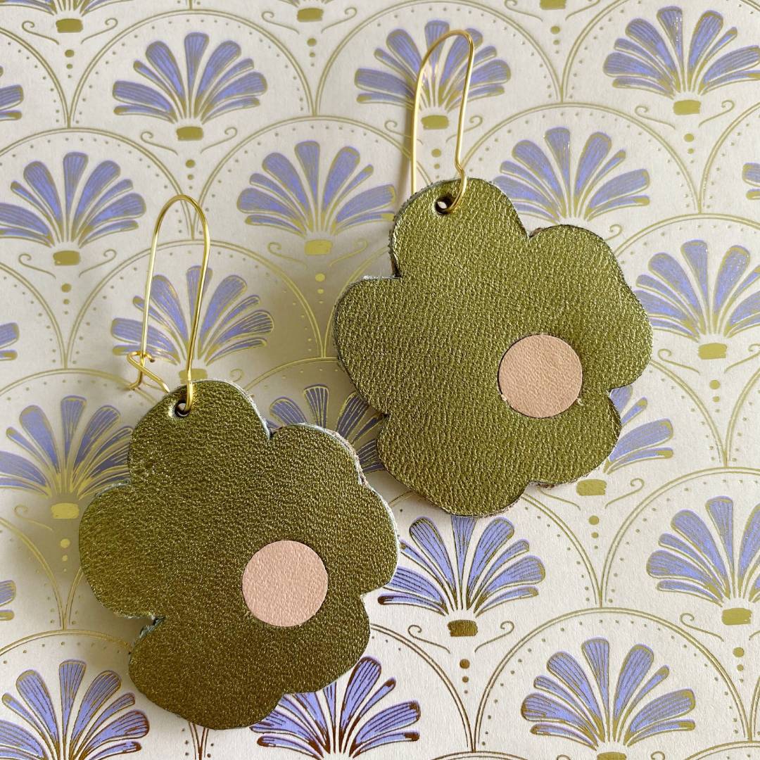 Aretes de cuero recuperado reversibles en forma de margarita. Diseño costarricense. Joyería artesanal contemporánea sostenible. Joyería de autor. 