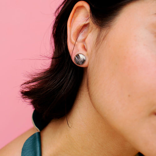 Aretes de cuero recuperado mini. Diseño minimalista. Diseño costarricense. Joyería sostenible. Diseño artesanal. Alta artesanía. 