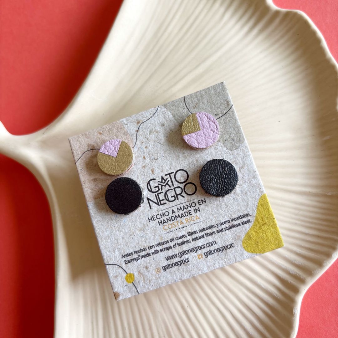 Aretes de cuero recuperado pequeños y acero inoxidable. 
