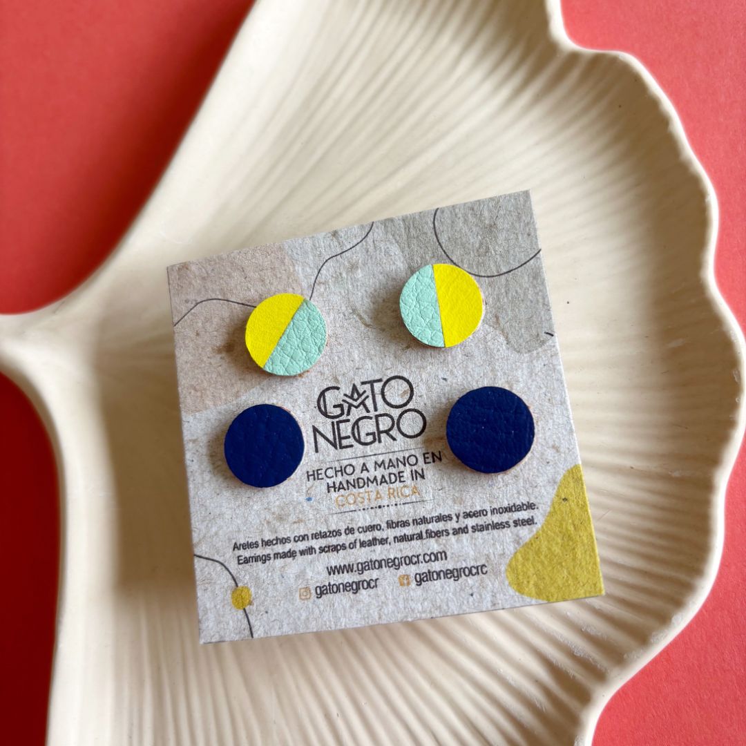 Aretes de cuero recuperado pequeños y acero inoxidable. 