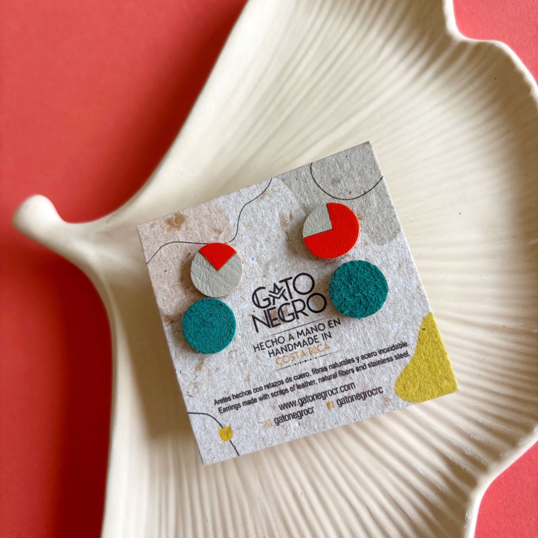 Aretes de cuero recuperado pequeños y acero inoxidable. 