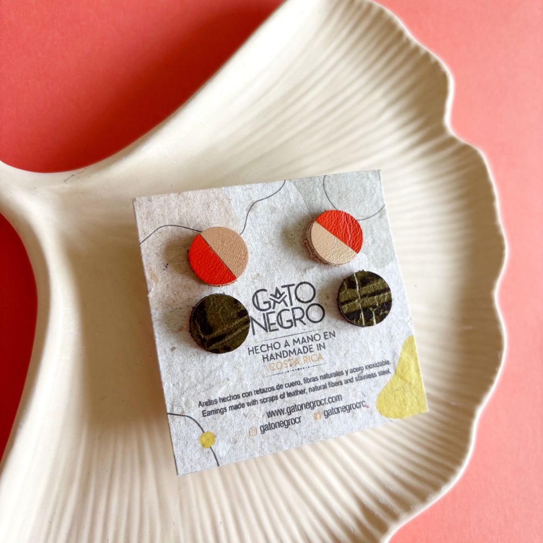 Aretes de cuero recuperado pequeños y acero inoxidable. 