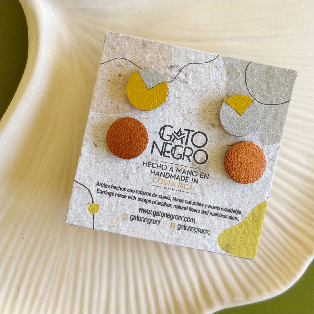 Aretes de cuero de diferentes colores hechos a mano. Joyería contemporánea. Joyas artesanales. Diseño costarricense. Joyería sostenible. Cuero recuperado. Suprareciclaje. Eco diseño costarricense. 