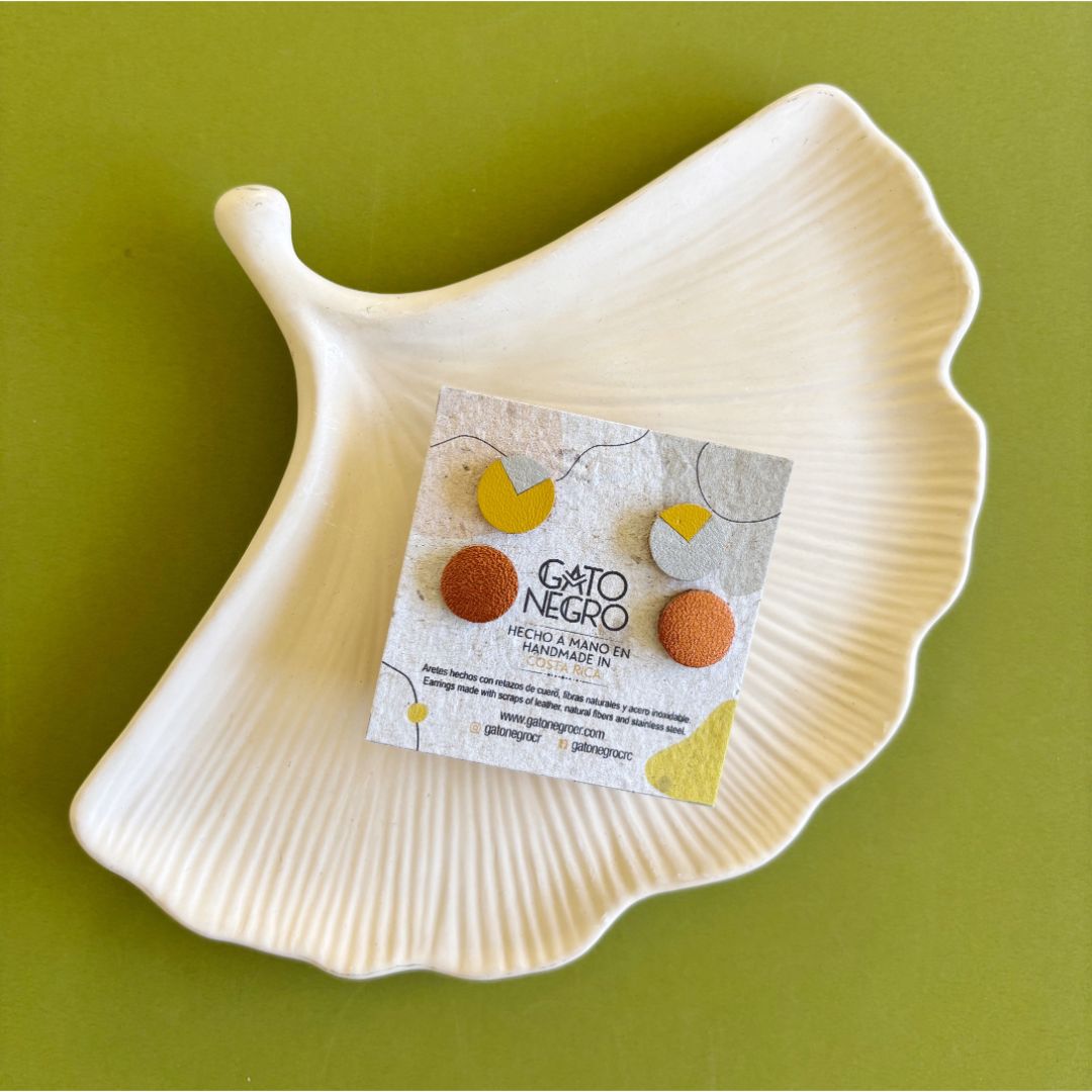 Aretes de cuero de diferentes colores hechos a mano. Joyería contemporánea. Joyas artesanales. Diseño costarricense. Joyería sostenible. Cuero recuperado. Suprareciclaje. Eco diseño costarricense. 