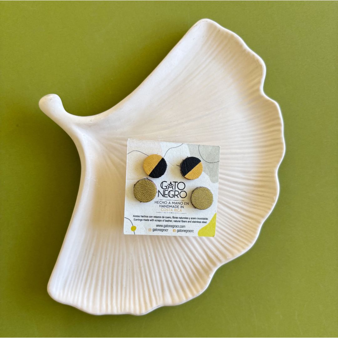 Aretes de cuero de diferentes colores hechos a mano. Joyería contemporánea. Joyas artesanales. Diseño costarricense. Joyería sostenible. Cuero recuperado. Suprareciclaje. Eco diseño costarricense. 