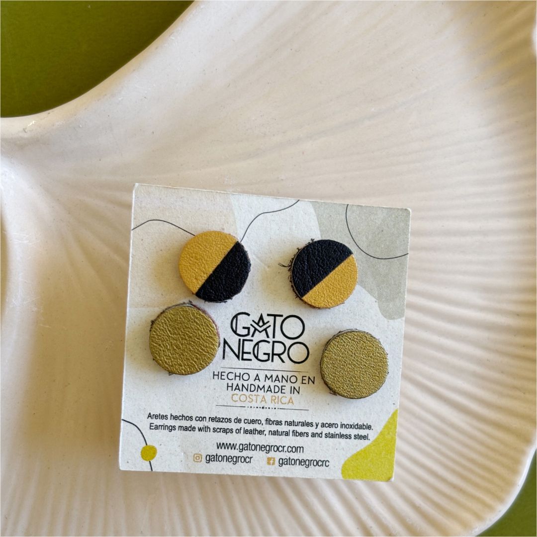Aretes de cuero de diferentes colores hechos a mano. Joyería contemporánea. Joyas artesanales. Diseño costarricense. Joyería sostenible. Cuero recuperado. Suprareciclaje. Eco diseño costarricense. 