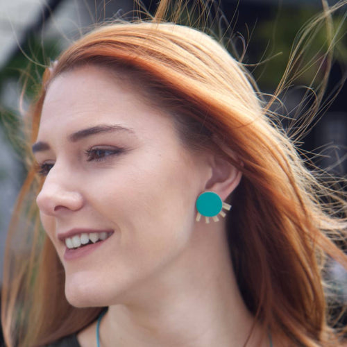 Aretes de cuero recuperado turquesa, fibra natural pita y acero inoxidable. Diseño costarricense. Joyería artesanal contemporánea. Joyería de autor latinoamericana. 