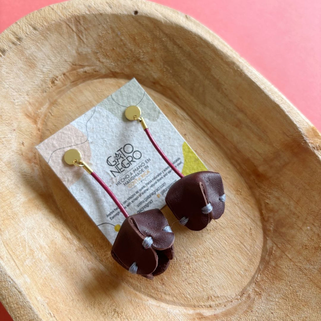 Detalle artesanal y textura de cuero rescatado en Aretes Poro-Poro de joyería sostenible