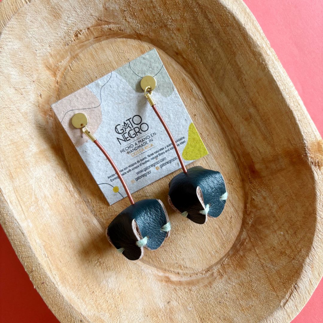 Aretes Poro-Poro de cuero suprareciclado hechos a mano en Costa Rica - Gato Negro