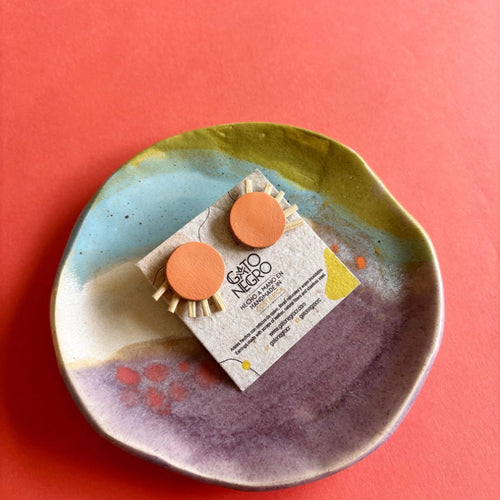 Aretes de cuero recuperado, fibra natural pita y acero inoxidable. Diseño costarricense. Joyería artesanal contemporánea. Joyería de autor latinoamericana.