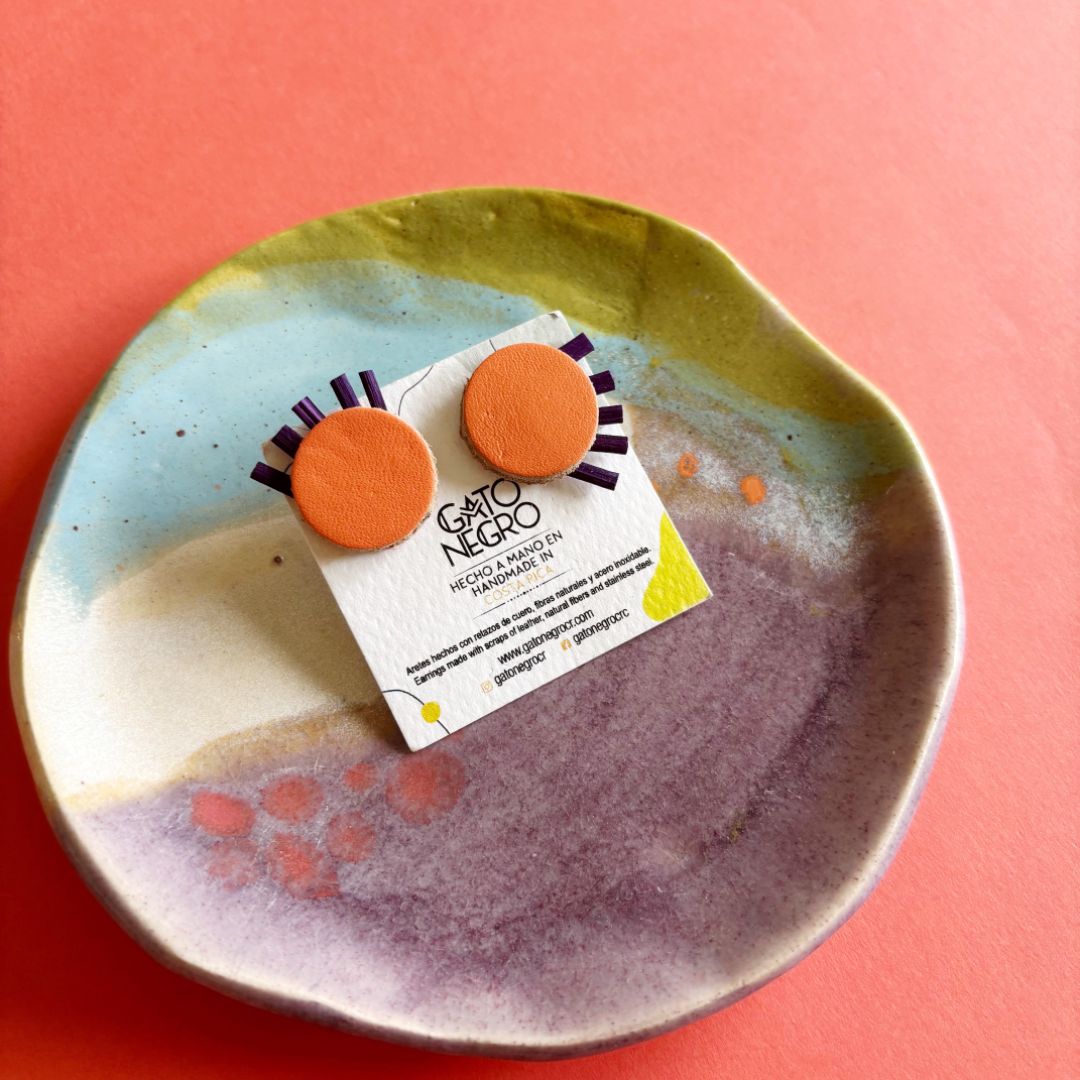Aretes de cuero recuperado, fibra natural pita y acero inoxidable. Diseño costarricense. Joyería artesanal contemporánea. Joyería de autor latinoamericana.