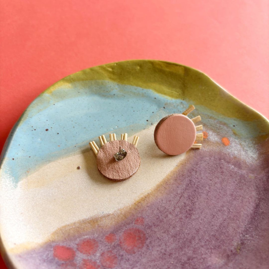 Aretes de cuero recuperado, fibra natural pita y acero inoxidable. Diseño costarricense. Joyería artesanal contemporánea. Joyería de autor latinoamericana.