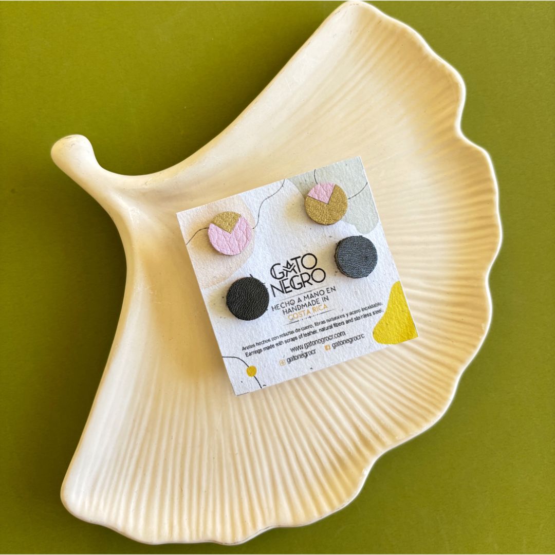 Aretes de cuero de diferentes colores hechos a mano. Joyería contemporánea. Joyas artesanales. Diseño costarricense. Joyería sostenible. Cuero recuperado. Suprareciclaje. Eco diseño costarricense. 