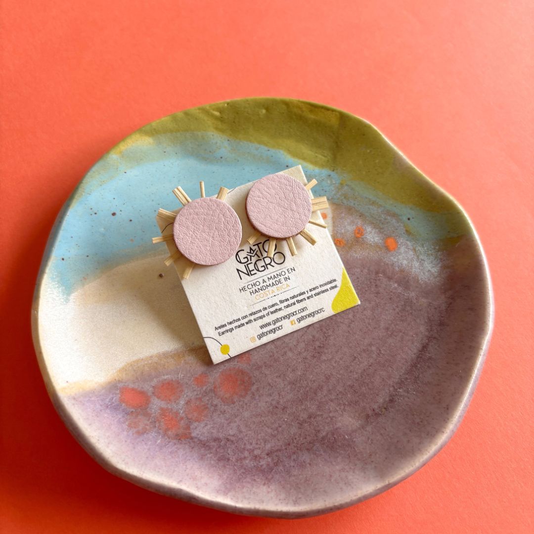Aretes de cuero recuperado, fibra natural pita y acero inoxidable. Diseño costarricense. Joyería artesanal contemporánea. Joyería de autor latinoamericana.