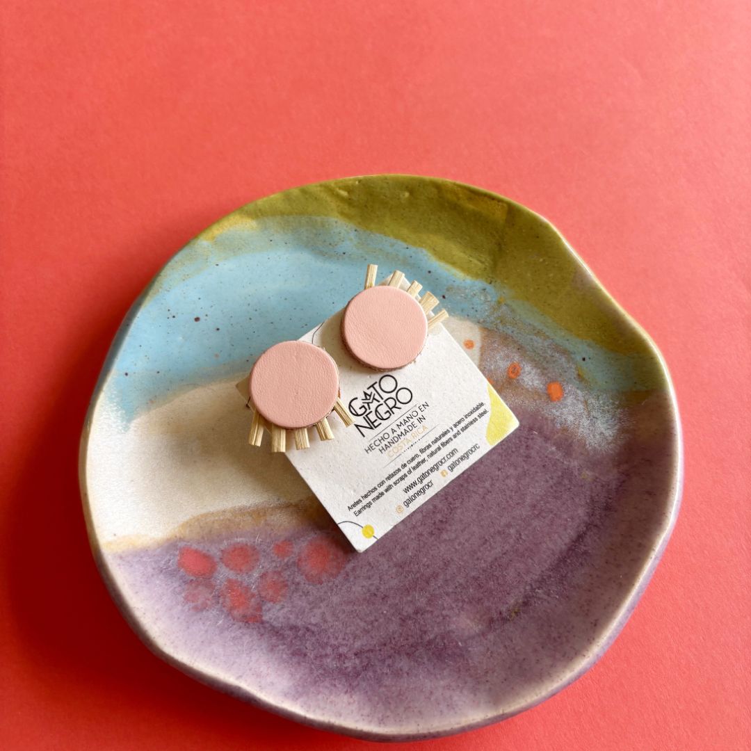 Aretes de cuero recuperado, fibra natural pita y acero inoxidable. Diseño costarricense. Joyería artesanal contemporánea. Joyería de autor latinoamericana.