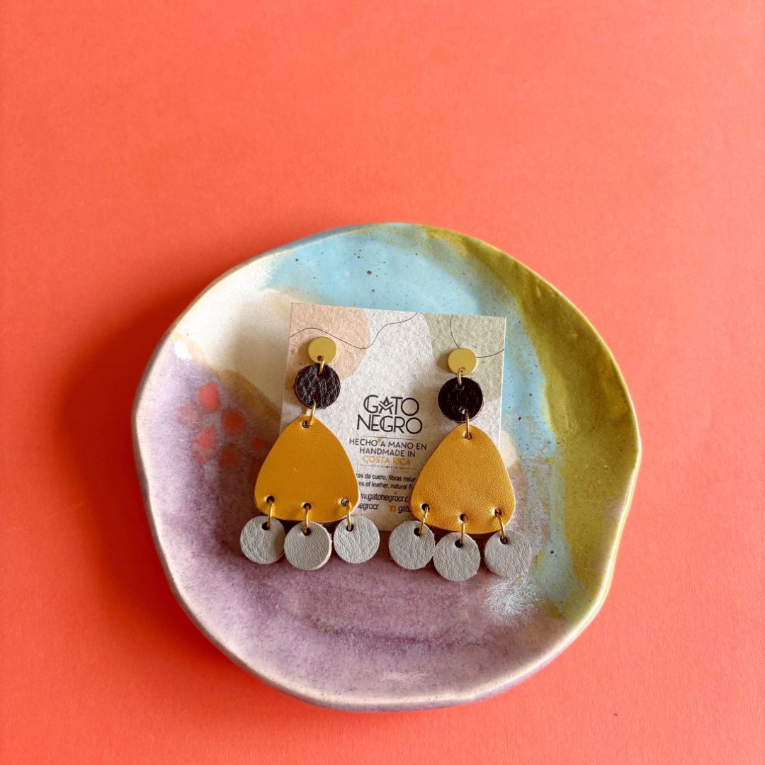 Maxi aretes chandelier de cuero recuperado. Joyería artesanal. Diseño de autor. Joyería sostenible de Costa Rica. Diseño costarricense.