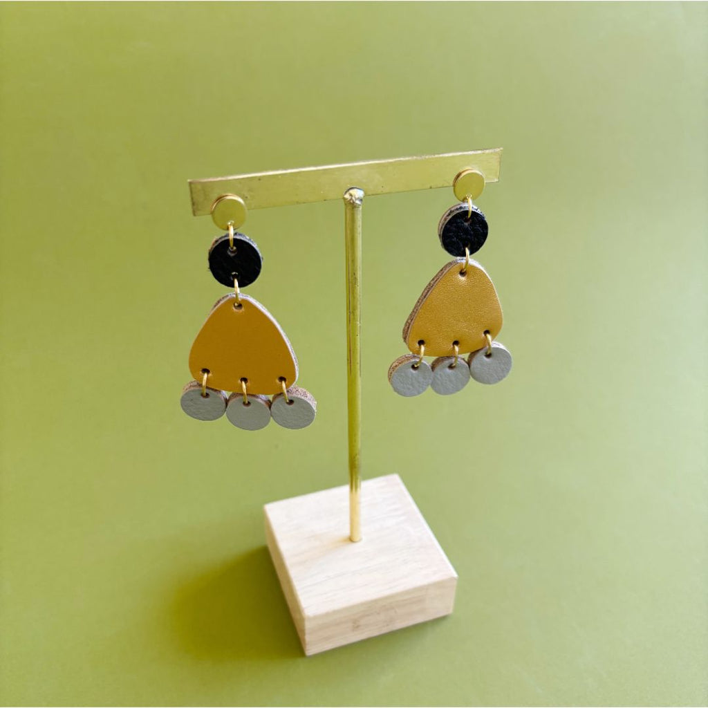 Maxi aretes chandelier de cuero recuperado. Joyería artesanal. Diseño de autor. Joyería sostenible de Costa Rica. Diseño costarricense. 