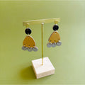 Maxi aretes chandelier de cuero recuperado. Joyería artesanal. Diseño de autor. Joyería sostenible de Costa Rica. Diseño costarricense. 