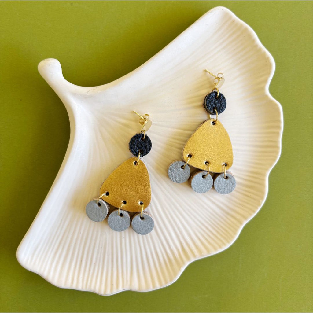 Maxi aretes chandelier de cuero recuperado. Joyería artesanal. Diseño de autor. Joyería sostenible de Costa Rica. Diseño costarricense. 