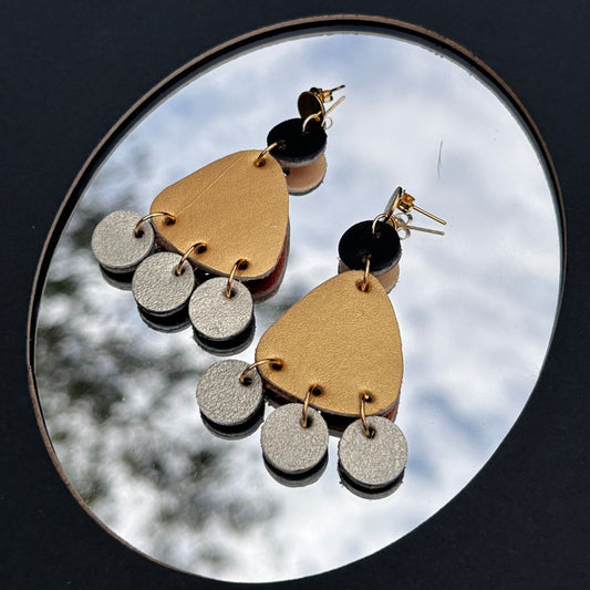 Maxi aretes chandelier de cuero recuperado. Joyería artesanal. Diseño de autor. Joyería sostenible de Costa Rica. Diseño costarricense.