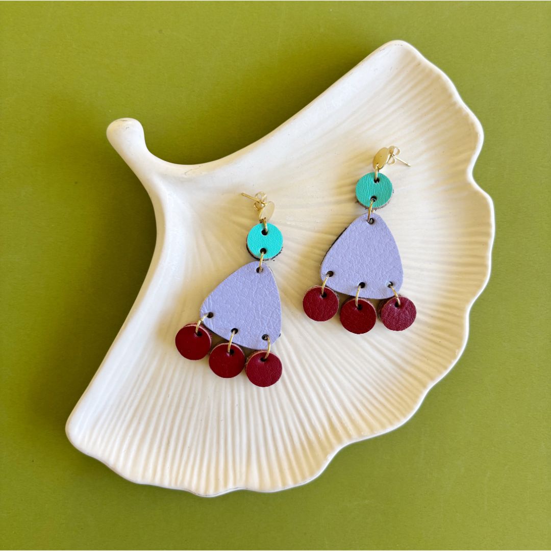 Maxi aretes chandelier de cuero recuperado. Joyería artesanal. Diseño de autor. Joyería sostenible de Costa Rica. Diseño costarricense. 