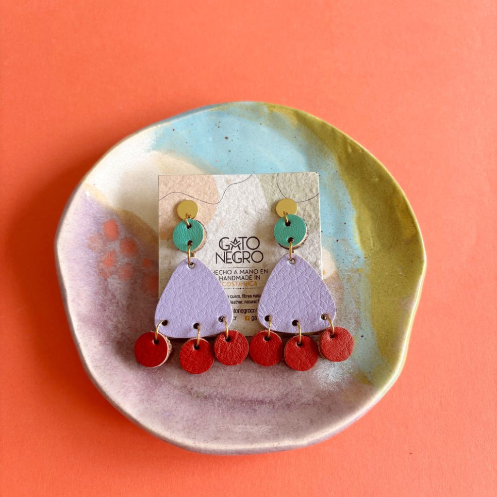 Maxi aretes chandelier de cuero recuperado. Joyería artesanal. Diseño de autor. Joyería sostenible de Costa Rica. Diseño costarricense.