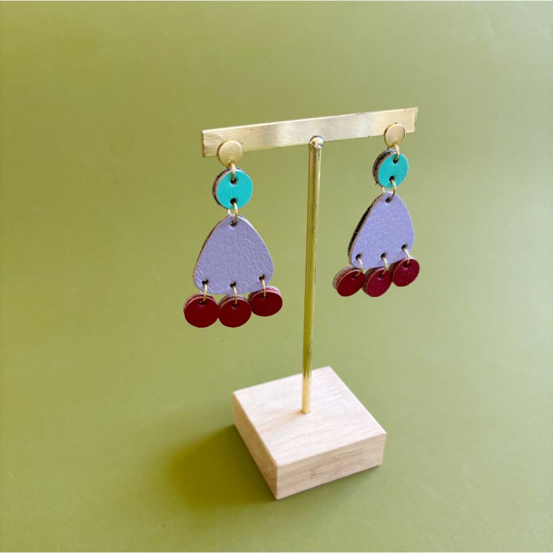 Maxi aretes chandelier de cuero recuperado. Joyería artesanal. Diseño de autor. Joyería sostenible de Costa Rica. Diseño costarricense. 