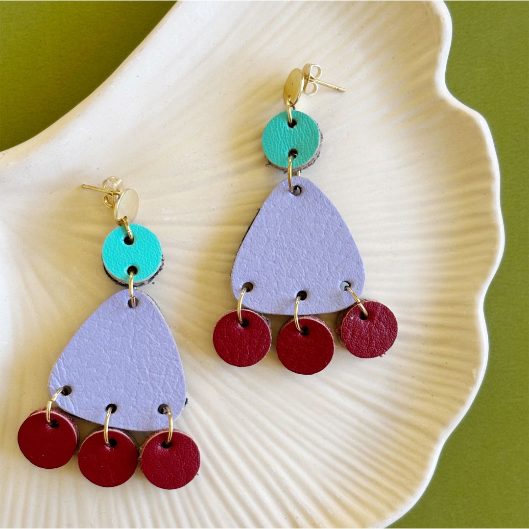 Maxi aretes chandelier de cuero recuperado. Joyería artesanal. Diseño de autor. Joyería sostenible de Costa Rica. Diseño costarricense. 