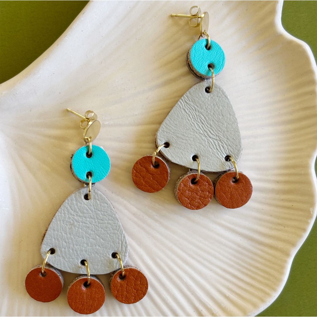 Maxi aretes chandelier de cuero recuperado. Joyería artesanal. Diseño de autor. Joyería sostenible de Costa Rica. Diseño costarricense. 