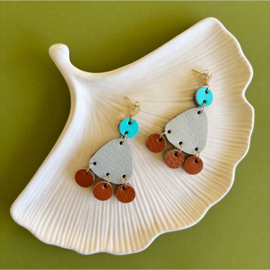Maxi aretes chandelier de cuero recuperado. Joyería artesanal. Diseño de autor. Joyería sostenible de Costa Rica. Diseño costarricense. 