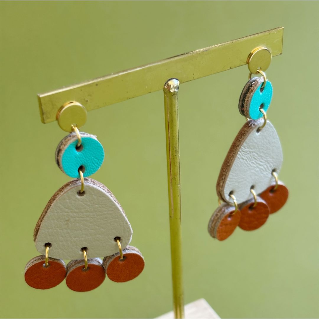 Maxi aretes chandelier de cuero recuperado. Joyería artesanal. Diseño de autor. Joyería sostenible de Costa Rica. Diseño costarricense. 