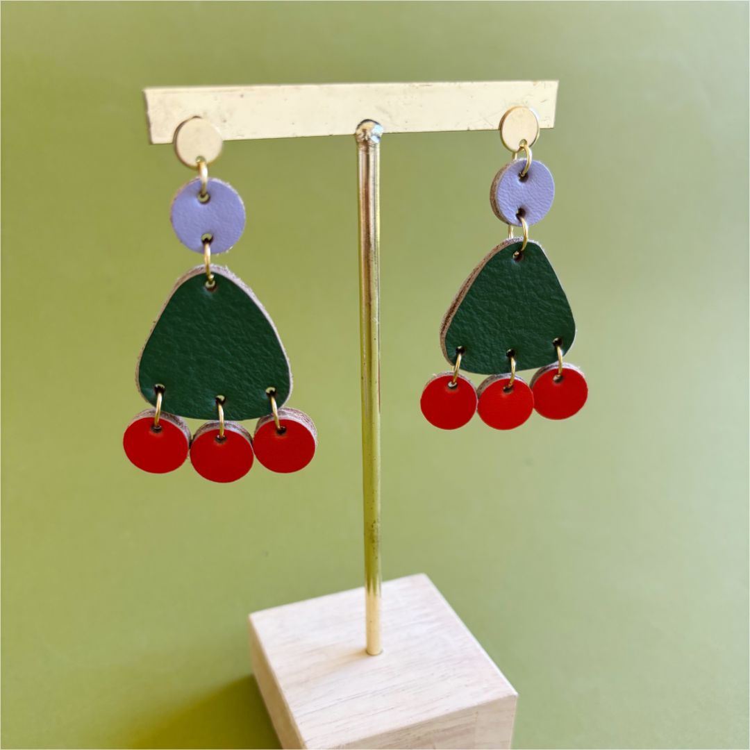 Maxi aretes chandelier de cuero recuperado. Joyería artesanal. Diseño de autor. Joyería sostenible de Costa Rica. Diseño costarricense. 