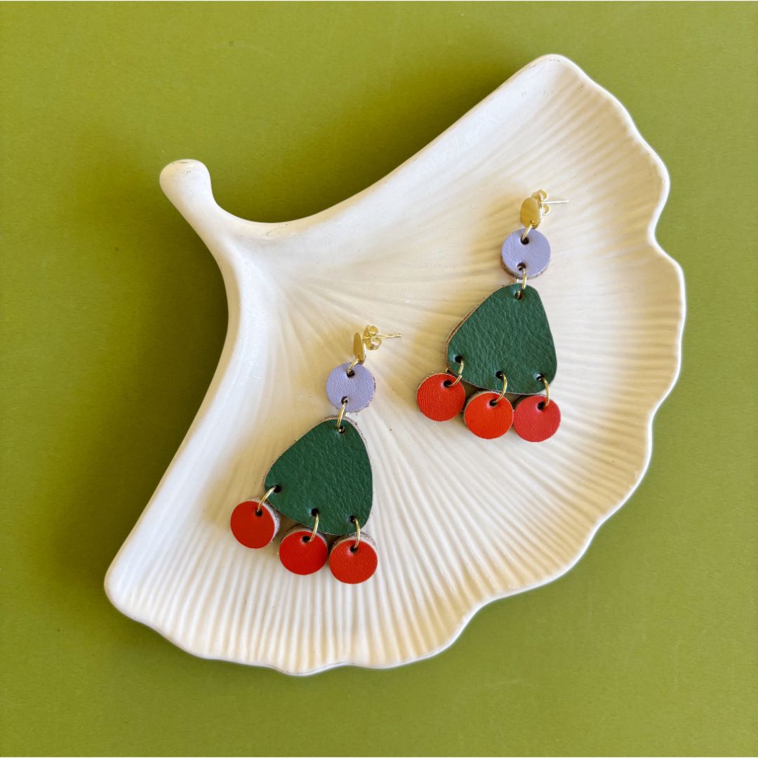 Maxi aretes chandelier de cuero recuperado. Joyería artesanal. Diseño de autor. Joyería sostenible de Costa Rica. Diseño costarricense. 