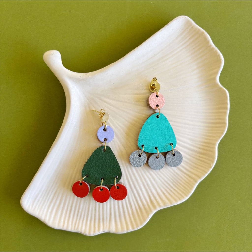 Maxi aretes chandelier de cuero recuperado. Joyería artesanal. Diseño de autor. Joyería sostenible de Costa Rica. Diseño costarricense. 