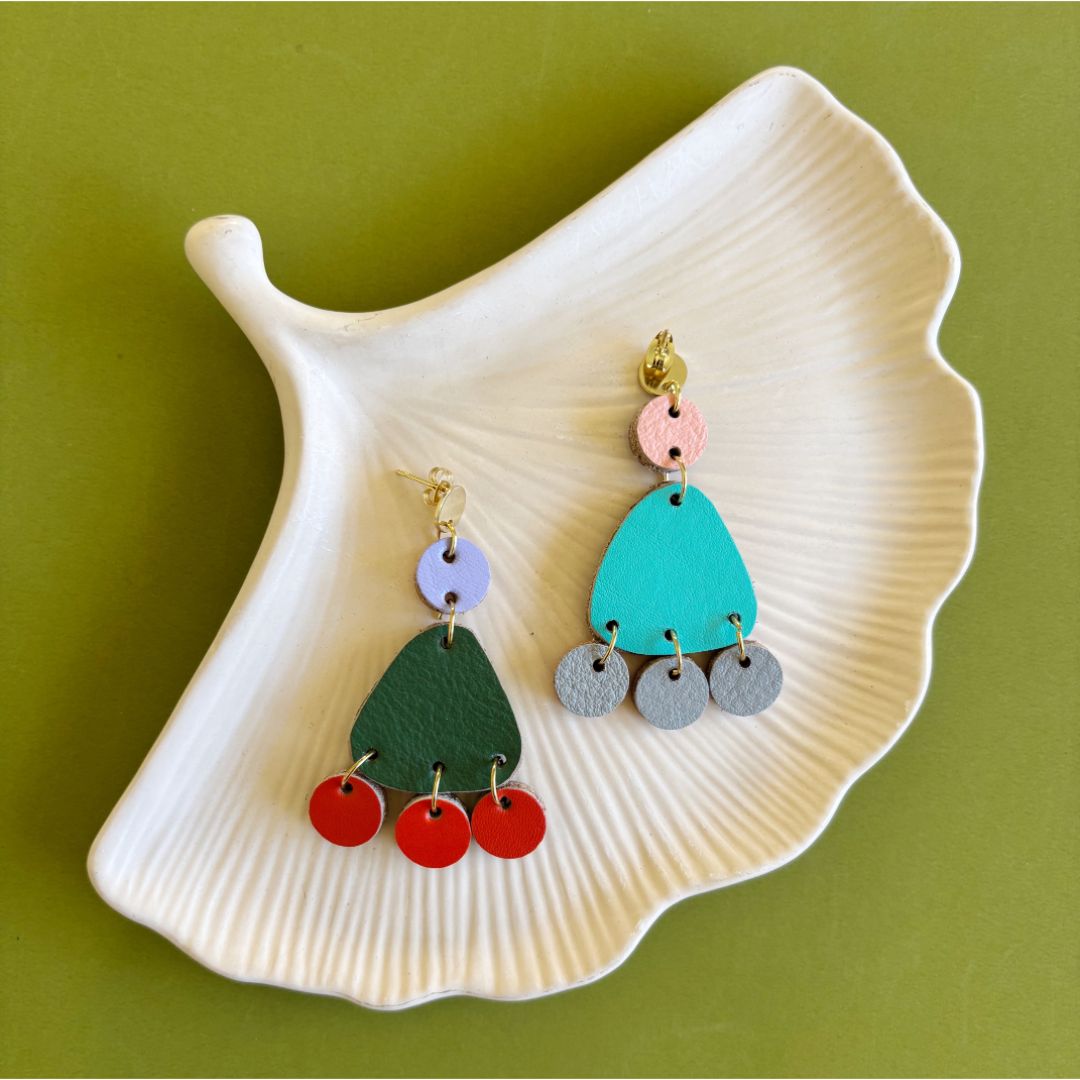 Maxi aretes chandelier de cuero recuperado. Joyería artesanal. Diseño de autor. Joyería sostenible de Costa Rica. Diseño costarricense. 