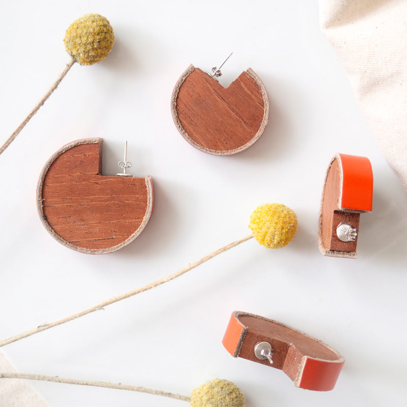 Aretes de madera con cuero naranja