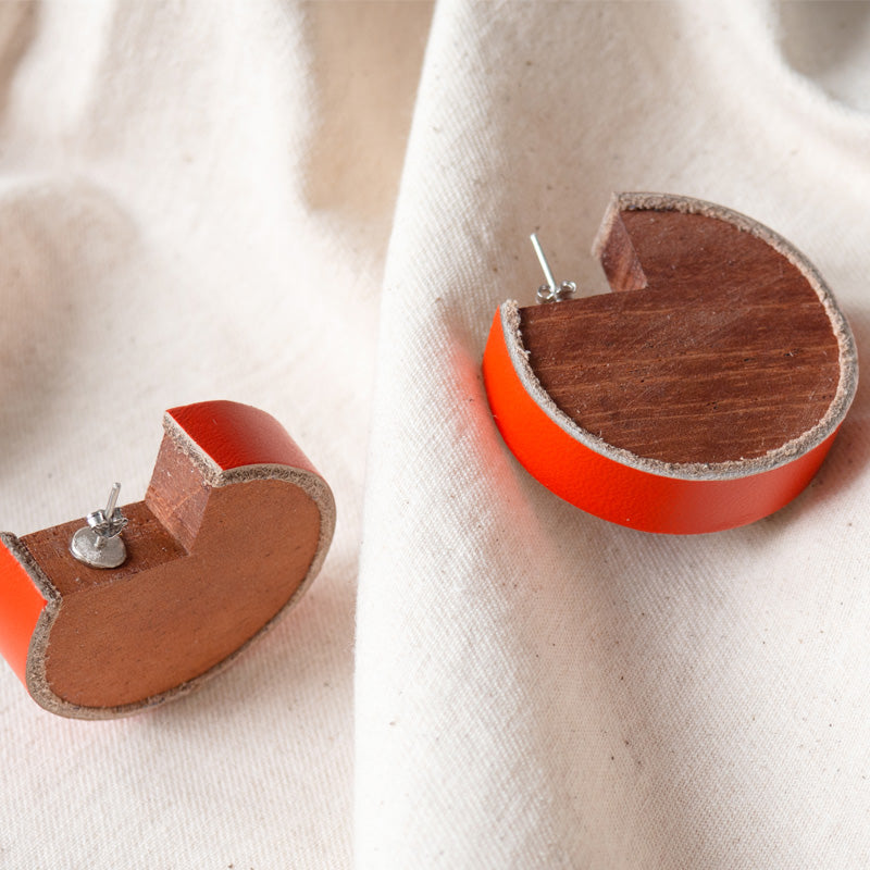Aretes de madera con cuero naranja