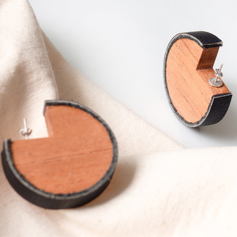 Aretes de madera con cuero negro